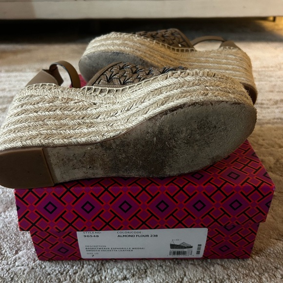 Tory Burch Basketweave Espadrille Wedge/ smooth cachets leather upper. Sz 7 - Picture 7 of 9